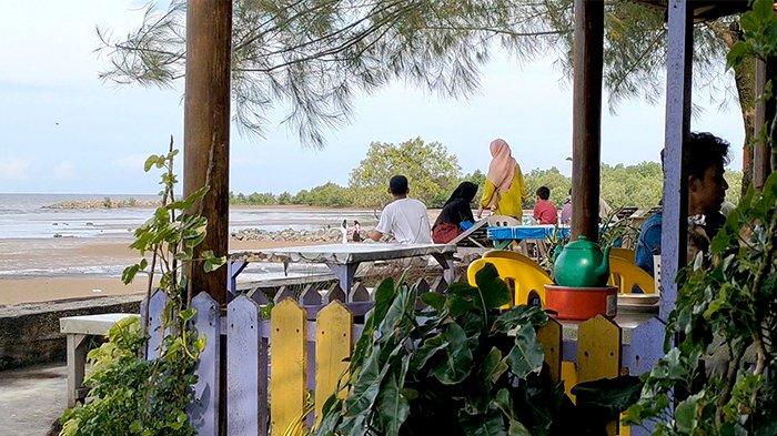 Menikmati suasana dan kuliner di Pantai Selat Baru, Bengkalis, Riau.
