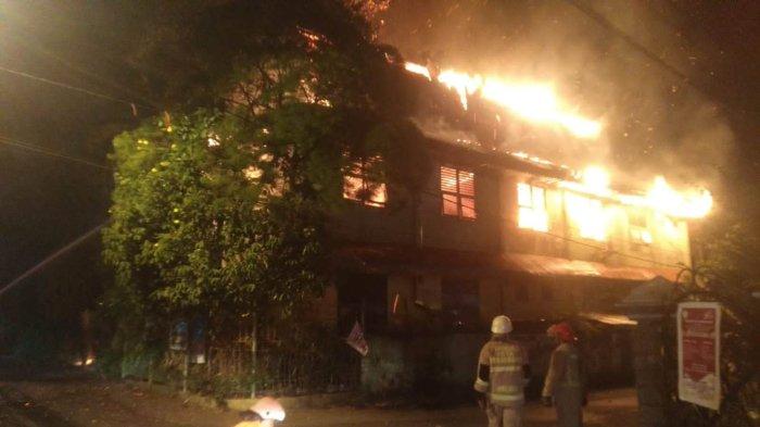 Sejumlah petugas DPKP Kota Pekanbaru memadamkan api yang melahap dua bangunan SDN 83 Pekanbaru, Selasa (17/10/2023).