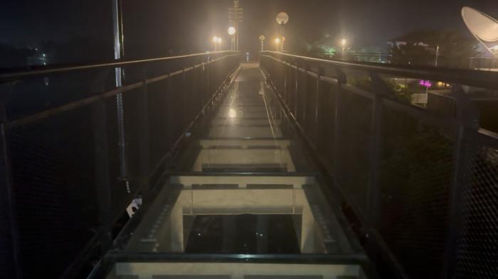 SKYWALK - Salah satu bentangan kaca bening di skywalk Tengku Buwang Asmara yang memacu adrenalin saat melintasinya, Rabu (30/7/2025).