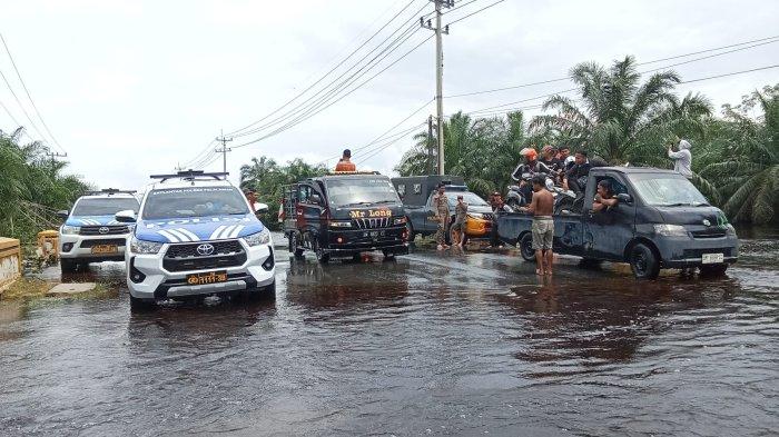 Satuan Lalu Lintas (Satlantas) Polres Pelalawan memberlakukan lalu lintas satu arah atau sistem buka tutup di lokasi banjir Jalintim Kilometer 83 Desa Kemang Kecamatan Pangkalan Kuras karena debit air semakin tinggi, Kamis (23/1/2025).