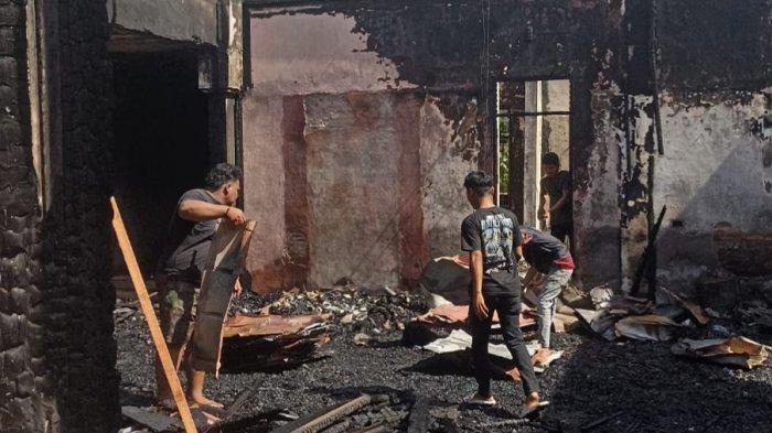 TERBAKAR - Sebuah rumah warga di Jalan Ahmad Yani, Bangkinang Kota hangus terbakar, Sabtu (17/5/2025).