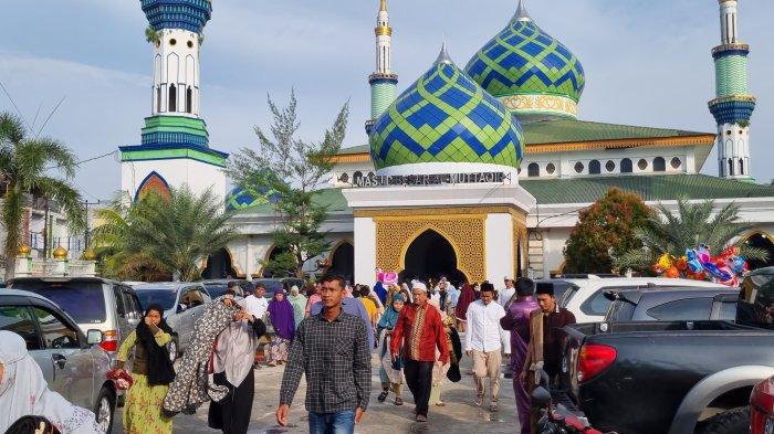 Masyarakat di Kecamatan Pangkalan Kerinci, Kabupaten Pelalawan, Riau, mengikuti Shalat Idul Adha 1445 hijriah di Masjid Besar Al Muttaqin Pangkalan Kerinci, Senin (17/6/2024).