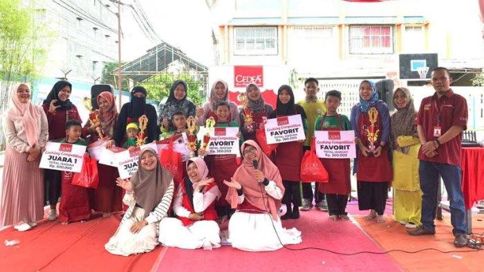Para pemenang lomba yang digelar oleh CEDEA GOES TO SCHOOL di SDIT FIS Pekanbaru berfoto bersama usai acara