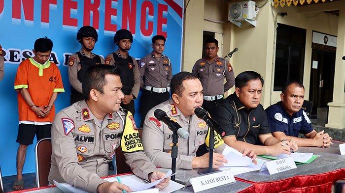 Sopir mobil Calya, Antoni Romansyah (baju orange), yang terlibat kecelakaan di Jalan Hangtuah, Kota Pekanbaru.