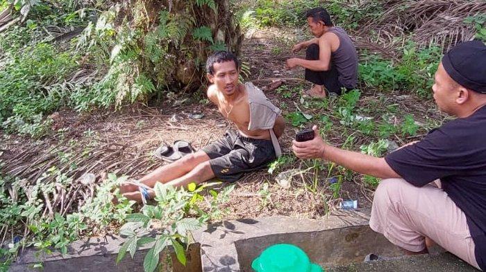 Sopir travel bernama Samsul yang ditemukan dalam kondisi terikat di kebun sawit Jalan Lintas Timur (Jalintim) Desa Lubuk Terap, Kecamatan Bandar Petalangan, Kabupaten Pelalawan Riau didalami Polres Pelalawan, Jumat (10/1/2025).