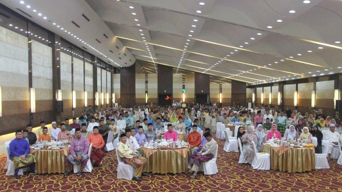 Suasana Halal Bihalal Pemerintah Provinsi Kepri bersama masyarakat Kepri di Riau.