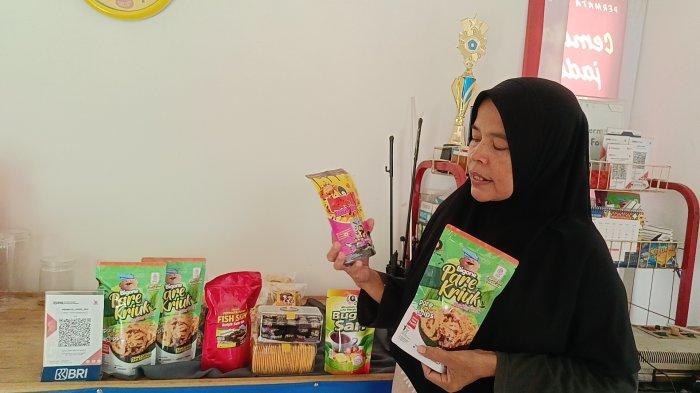 
PRODUK - Syuryani sedang menunjukkan produk UMKM di rumahnya,  di Perumahan Permata Bening Blok CI Nomor 17, Jalan Teropong, Kelurahan Sidomulyo Barat, Marpoyan Damai, Pekanbaru, Rabu (9/4/2025). 
