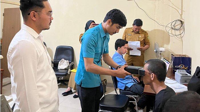 8 Tahanan Polda Riau Jalani Prosedur Pembuatan KTP Sebagai Syarat ...