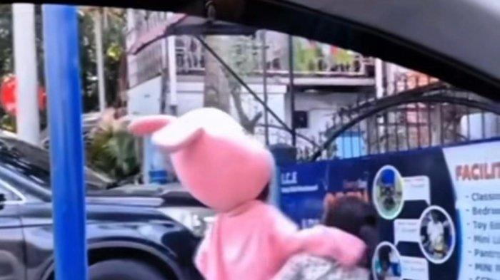 BADUT ANAK - Dua anak terlihat mengemis di Jalan Sumatera, Kota Pekanbaru, pada Kamis (13/6/2025) setelah ditinggal ibu mereka yang mengendarai NMax. Anak yang lebih besar mengenakan kostum badut, adiknya membawa ember untuk menerima uang dari pengguna jalan.