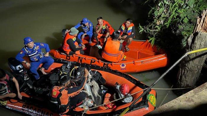 Segati Riau 6 Jenazah Korban Truk Terjun ke Sungai di Langgam Pelalawan Ditemukan ...