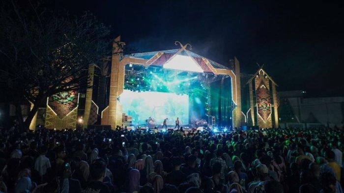 Ribuan warga Riau tumpah ruah menghadiri puncak acara Kenduri Riau 2024 pada Minggu (20/10/2024) malam