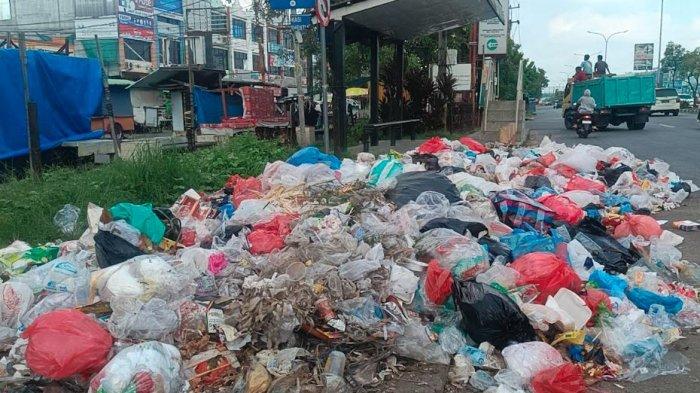 SAMPAH - Tumpukan sampah di samping halte depan Gerbang Mas Purwodadi Pekanbaru, Minggu (8/6/2025).