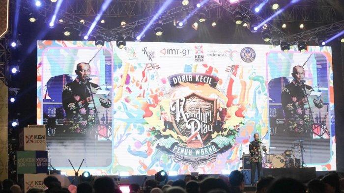 Sekda Riau Taufik OH memberikan sambutan dengan latar belakang video screen berukuran besar di panggung utama Kenduri Riau 2024 pada Minggu (20/10/2024)