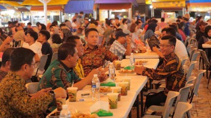 Wakapolri Komjen Agus Andrianto didampingi Gubernur Kepri Ansar Ahmad menikmati kuliner di Akau Potong Lembu, Kota Tanjungpinang