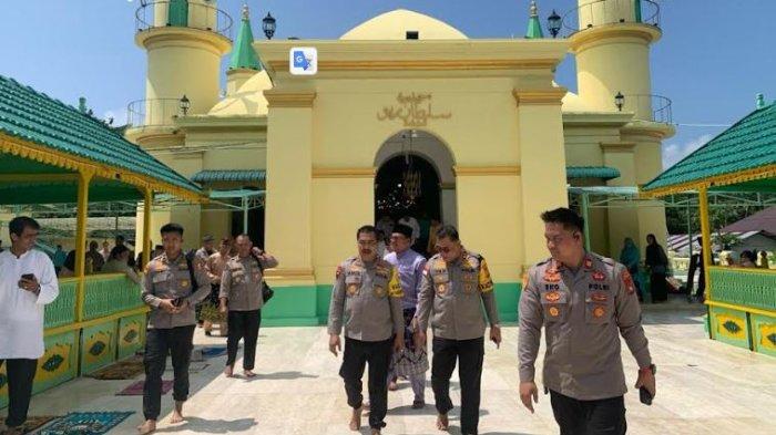 Wakapolri, Komjen Pol Agus  Andrianto bersama Kapolda Kepri, Irjen Pol Yan Fitri Halimansyah berjalan keluar dari Masjid Sultan Riau 
Pulau Penyengat usai menunaikan salat jumat