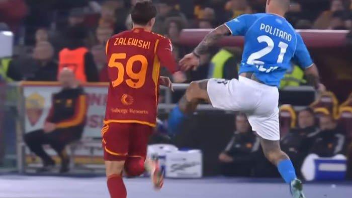 Wasit menilai tendnagan Politano inilah yang merupakan pelanggaran