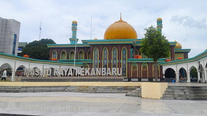 WISATA PEKANBARU - Masjid Raya Pekanbaru di Jalan Senapelan menjadi salah satu obyek wisata religi di Kota Pekanbaru dan hanya selemparan batu dari Pasar Bawah yang terkenal akan produk impornya. Foto diambil Sabtu (1/2/2025).