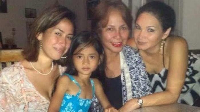 Angeline dan ibu angkatnya Margriet Ch Megawe, beserta dua kakak angkatnya.