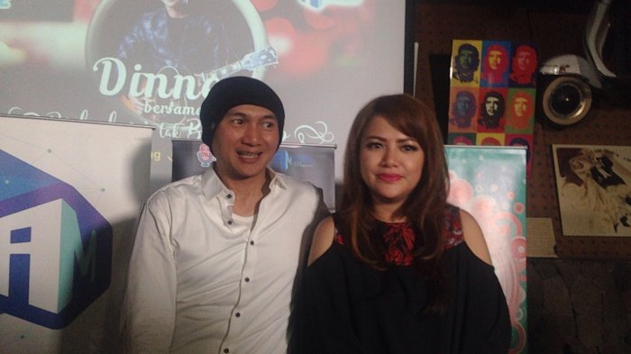 Anji dan istrinya, Wina Natalia di perilisan single terbarunya, Bidadari Tak Bersayap di kawasan Antasari, Jakarta Selatan, Rabu (17/5/2017).