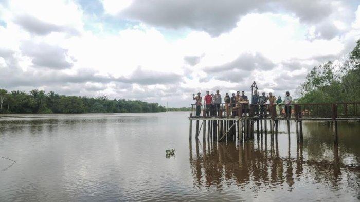 PULAU SEMUT - Satu dermaga kayu yang jadi spot foto favorit ketika berkunjung ke Objek Wisata Pulau Semut. Pulau semut bisa menjadi alternatif tempat untuk berwisata.