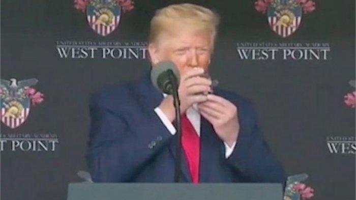 Kekagetan di Gedung Putih Saat Bos Farmasi Tiba-Tiba Pingsan saat Trump Berbicara