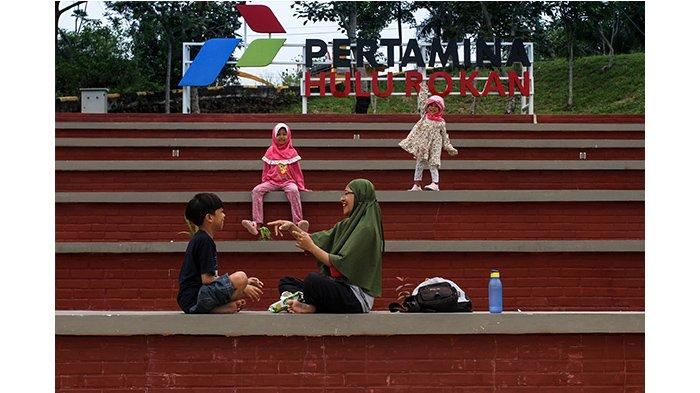 Sejumlah warga tengah beraktivitas menikmati pagi di Taman Keanekaragaman Hayati (Kehati) dan Ekoriparian di Kampus Universitas Lancang Kuning (Unilak), Minggu (20/8/2023).