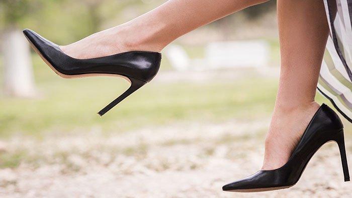 Tanpa Sehelai Benang, Puluhan Wanita Ini Asik Berpose di Atas Gedung