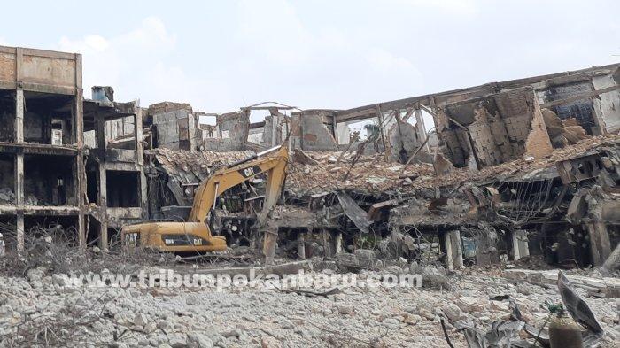 Sebanyak dua unit ekskavator merubuhkan bagian demi bagian gedung utama Mal Pelayanan Publik (MPP) Pekanbaru, Jumat (13/10/2023).