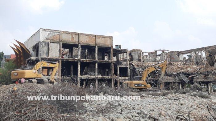 Sebanyak dua unit ekskavator merubuhkan bagian demi bagian gedung utama Mal Pelayanan Publik (MPP) Pekanbaru, Jumat (13/10/2023).