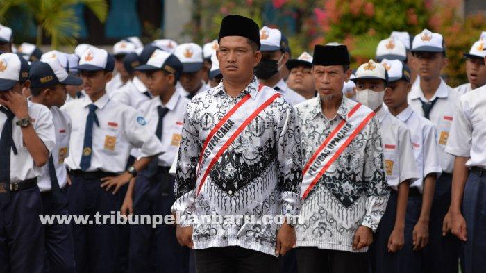 Sejumlah tenaga pendidik di SMPN 4 Pekanbaru menjadi petugas upacara, Sabtu (25/11/2023).