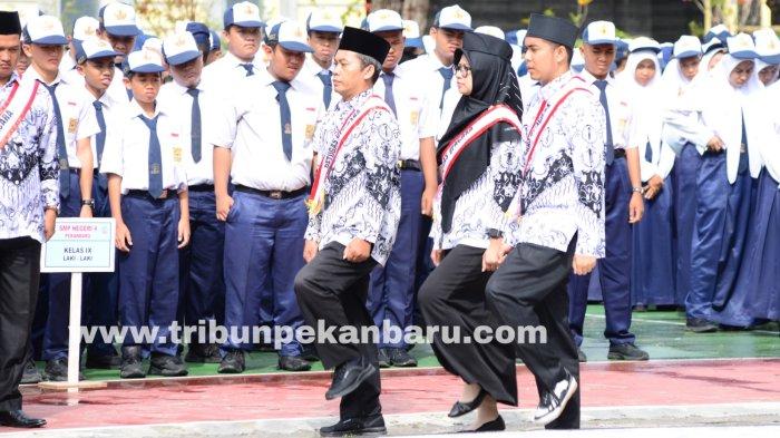 Sejumlah guru SMP Negeri 4 Pekanbaru saat menjadi petugas upacara pada peringatan Hari Guru Nasional, Sabtu (25/11/2023)