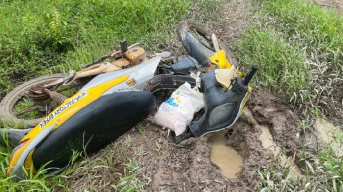 jalan setapak berlumpur desa kuala selat kateman inhil