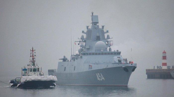 Fregat kapal perang modern dengan senjata dan radar canggih