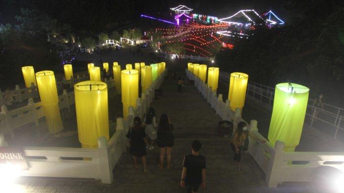 Lampu hias menerangi kawasan Asia Heritage, Minggu (26/12/2021) malam.