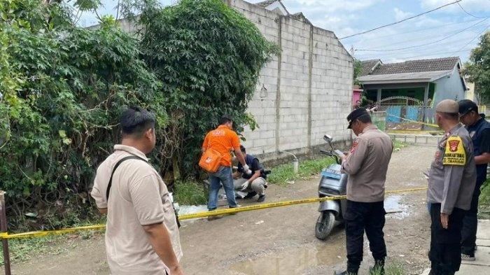 Foto saat olah Tempat Kejadian Perkara(TKP) di depan Perumahan TNI/Polri Cibarusah Jaya, Kabupaten Bekasi, Jawa Barat. Dalam foto tersebut terlihat petugas polisi dan Inafis sedang melakukan identifikasi jenazah Sandy Permana. Di lokasi tersebut juga terpasang garis polisi (police Line). Dalam foto yang bersumber dari dokumentasi Humas Polres Bekasi juga terlihat ada sepeda motor listrik berwarna abu-abu yang terparkir dekat dengan lokasi kejadian penusukan terhadap aktor Sandy Permana.