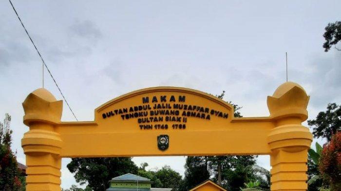 Makam Tengku Buwang Asmara, Sultan ke-2 Siak di kelurahan Sungai Mempura, Kecamatan Mempura, Kabupaten Siak, Riau.