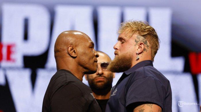 Mike Tyson dan Jake Paul berbicara di atas panggung pada konferensi pers dalam promosi pertandingan tinju Jake Paul vs. Mike Tyson