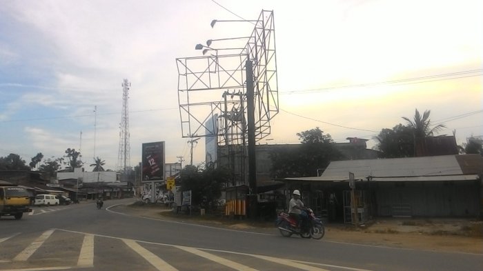 Tidak Hanya Spanduk, Papan Iklan Rusak di Bundaran Patin Dibiarkan Saja ...