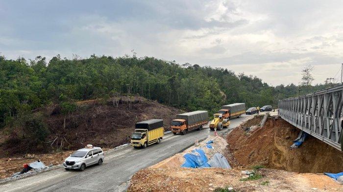 Diguyur Hujan, Jalan Lintas Riau-Sumbar di Tanjung Alai Kampar Longsor ...