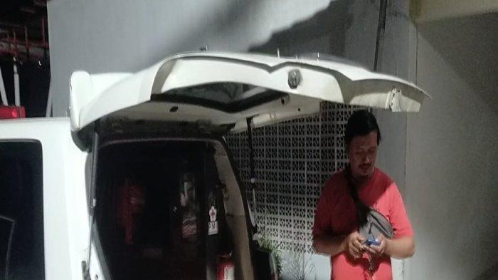 Salah satu petugas mobil jenazah yang mengevakuasi jasad Yundi Efran Warga Palembang yang ditemukan dibunuh di kamar mandi, Kamis (1/7/2024).
