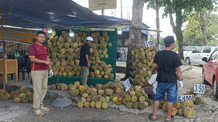 Muhammad Abdullah Efendi (baju merah), pemilik lapak durian Si Bungsu Jaya Jalan Arifin Ahmad Pekanbaru, Senin (30/12/2024).