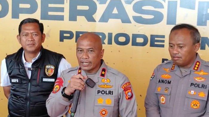 TAHANAN KABUR - Wakapolda Riau Brigjen Pol Adrianto Jossy Kusumo (tengah) didampingi Direktur Reskrimum Kombes Pol Asep Darmawan (kiri) dan Kabid Humas Kombes Pol Anom Karibianto (kanan) saat menyampaikan perkembangan penanganan kasus 11 tahanan Polres Kampar yang kabur dari sel, Kamis (15/5/2025).