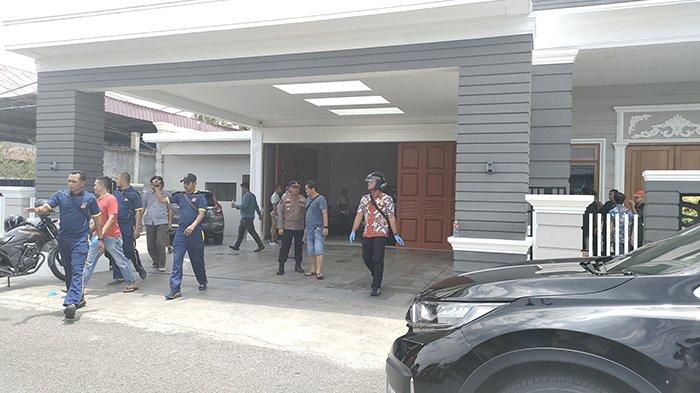 Anggota Polres Bengkalis mengepung rumah mewah  di Jalan Rumbia Bengkalis, Jumat (8/9/2023). Tribunpekanbaru.com/Muhammad Natsir