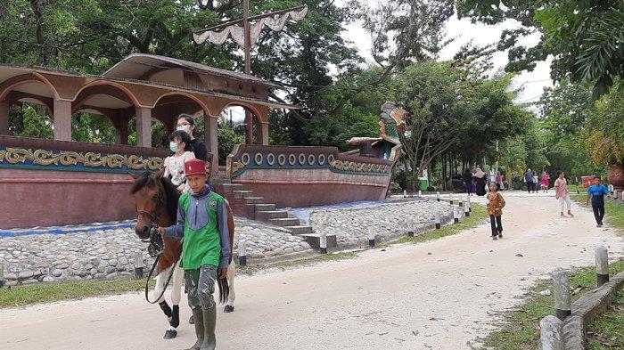 PPKM Level 2 Pekanbaru, Pengunjung Taman Rekreasi Alam Mayang Naik 60 Persen, Ada Wisata Berkuda. Foto: Pengunjung Taman Rekreasi Alam Mayang sedang naik kuda