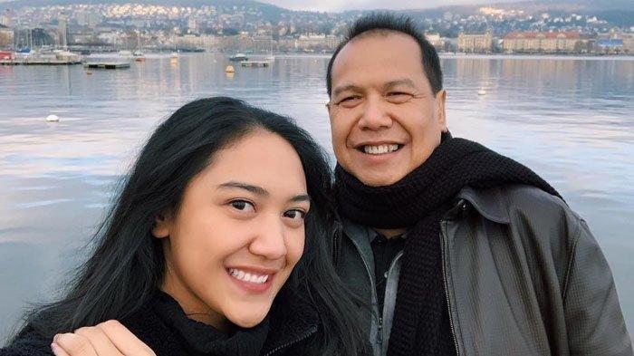 Putri Tanjung bersama sang ayah, Chairul Tanjung