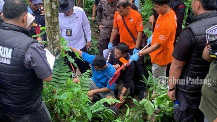 Indra Septiarman alias In Dragon alias IS peragakan adegan pembunuhan Nia Kurnia Sari , Senin 7 Oktober 2024