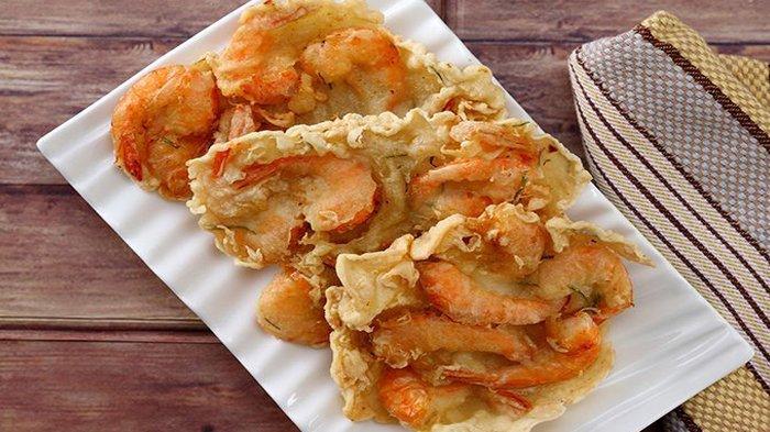 Proses menggoreng udang hingga berwarna kuning keemasan