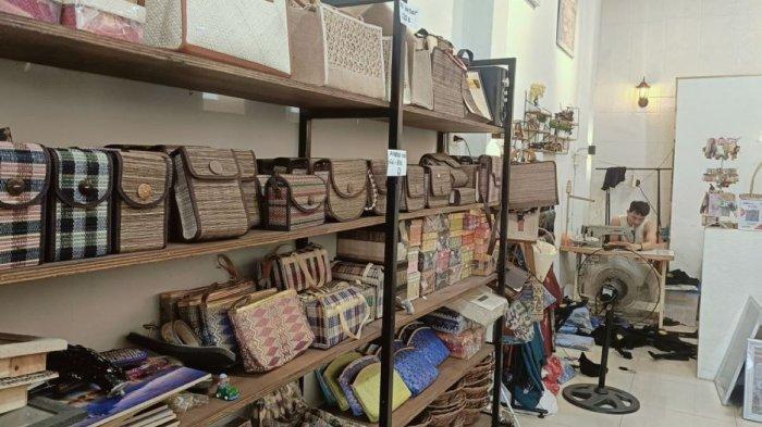 Produk dari bahan lidi sawit di rumah kreatif Rumah Tamadun, di Jalan Merdeka, Bagan Siapi-api, Kabupaten Rokan Hilir, Riau, Kamis (14/11/2024) lalu.