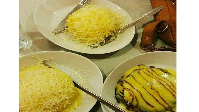 Sensasi selai durian nan kental dan lembut menjadi menu andalan di Surabi Durian Pekanbaru.