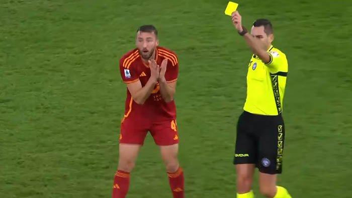 tangkap layar youtubeWasit hadiahi Jose Mourinho kartu kuning